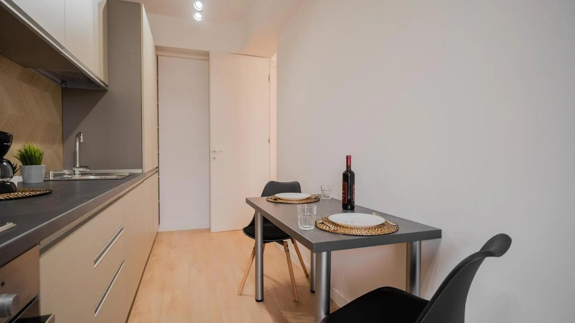 Apartment City Park Delight: Studio With Scenic Views